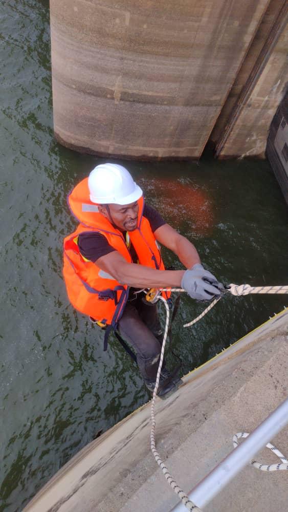 Hydroelectric dam works 3